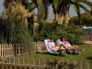 Le strutture che investono nel bed and breakfast marketing a lungo termine, costruendo presenza digitale solida e relazioni autentiche, ottengono vantaggi competitivi duraturi.